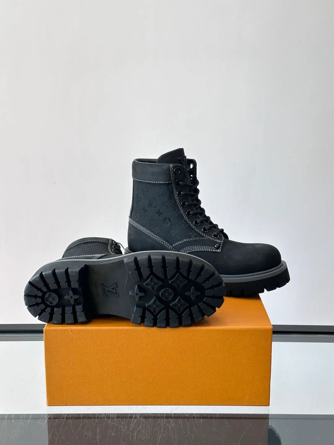 [L Home] Top P: 920💰 Size: 39-44 (45 can be customized) LOUIS VUITTON Louis Vuitton ss25 LV Donkey brand new thick-soled lace-up big-toe shoes men's casual shoes high-top short boots. These boots are crafted from top-grain calf leather for a lightweight and comfortable fit. The thick EVA outsole is embellished with eye-catching ridges, and the trendy attitude of being both strong and soft makes it an everyday choice. ✔Upper: imported first-layer cowhide ✔Lining: cowhide ✔Outsole: original molded outsole Size: 39-45